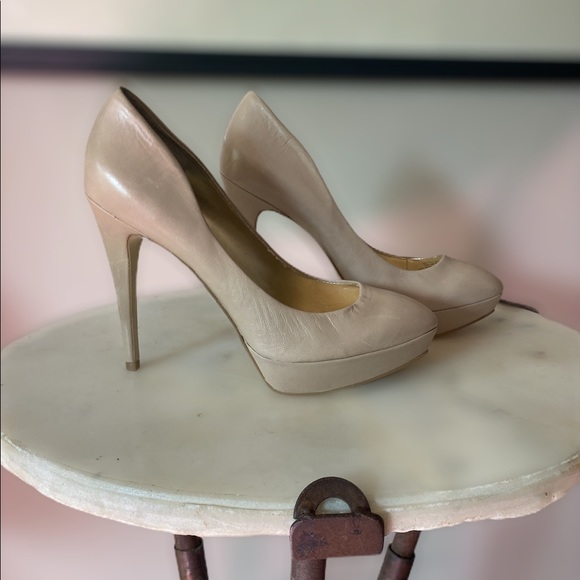 Guess nude platform heel. ❤️ - Picture 2 of 5